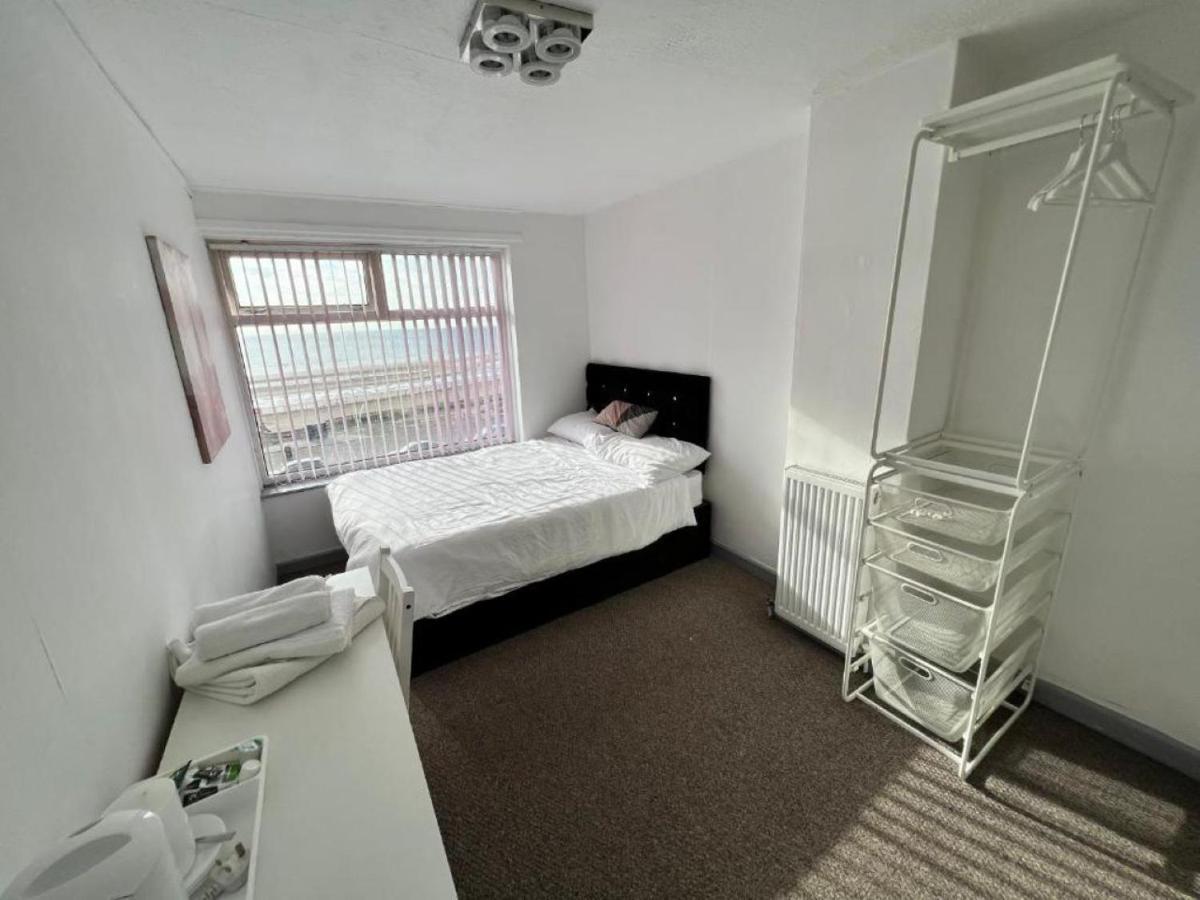 Arnies Hotel Блекпул Екстериор снимка